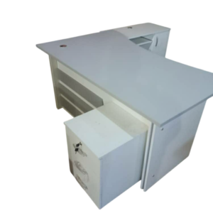 bureau blanc avec plusieurs composants